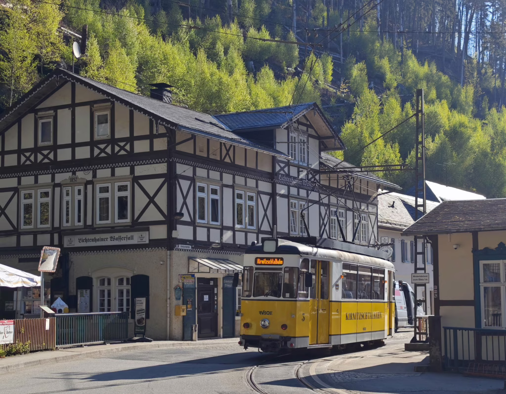 Mit der Kirnitzschtalbahn direkt zum Gasthof Lichtenhainer Wasserfall - wo auch der Wasserfall ist