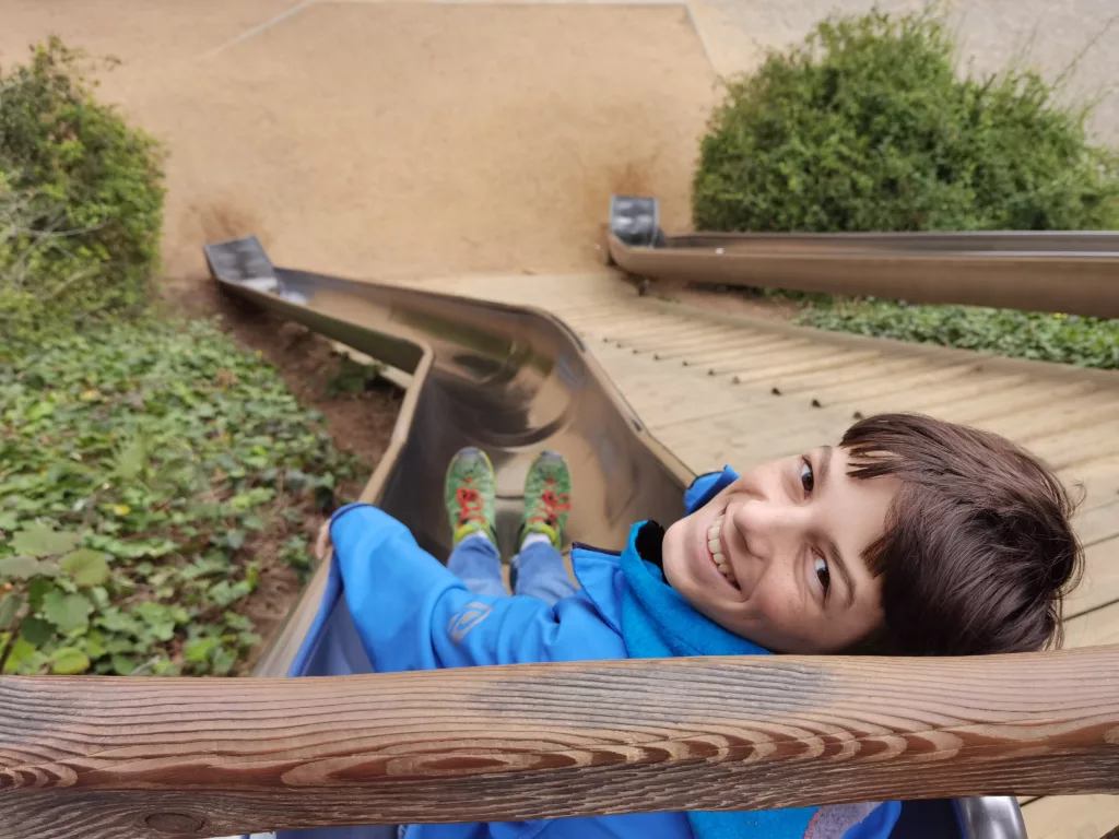 Die Rutschen auf dem Montjuic Spielplatz sind einer unserer Geheimtipps in Barcelona mit Kindern