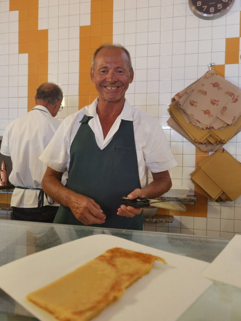 Solltest du probieren in Pisa mit Kindern: Die Cecina in der Pizzeria Nando