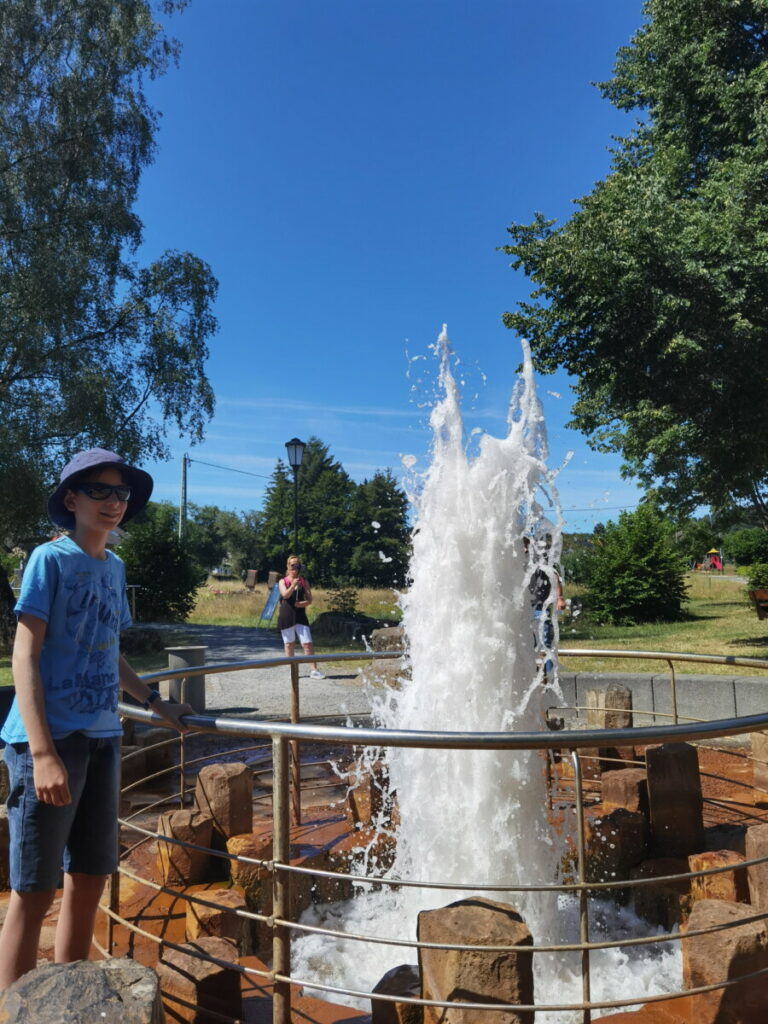 Da solltest du in der Eifel mit Kindern unbedingt hin: Der Eifel Geysir in Wallenborn