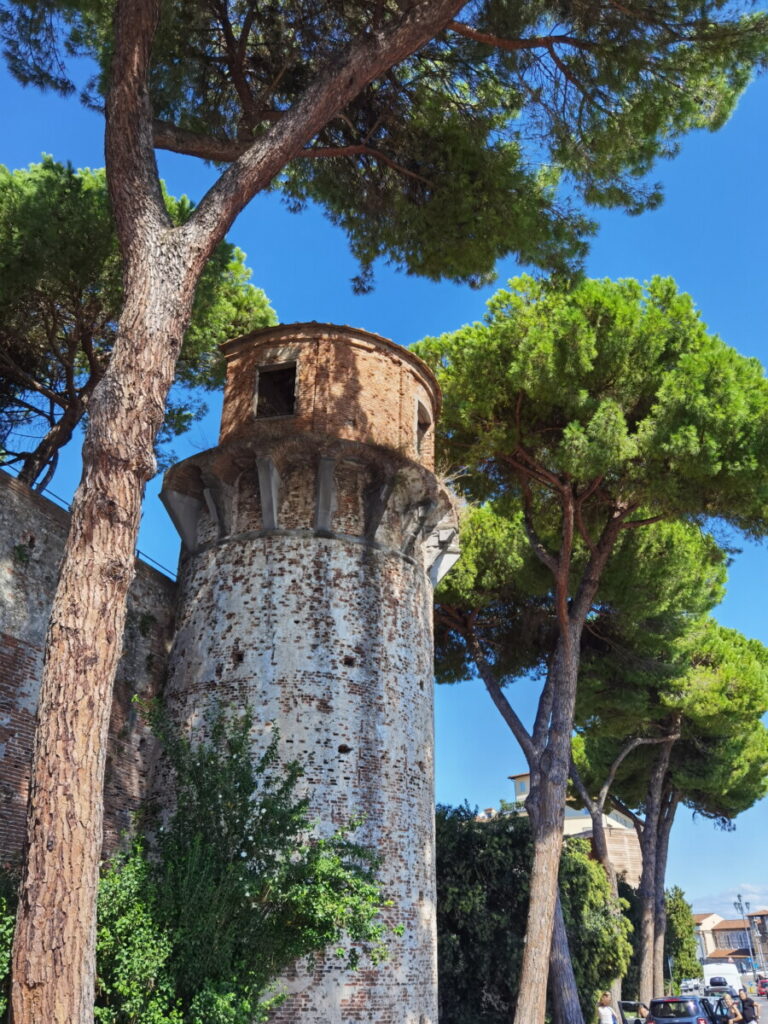 Hinter diesen Mauern der Festung liegt der Giardino Scotto - ein ruhiger Ort in Pisa mit Kindern