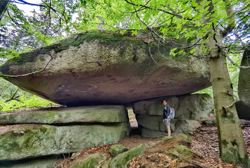 Mächtige Felsblöcke liegen rund um die Girgelhöhle