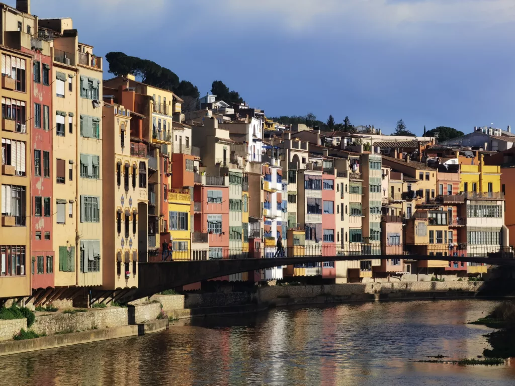 Girona wie aus dem Bilderbuch mit den bunten Hausfassaden