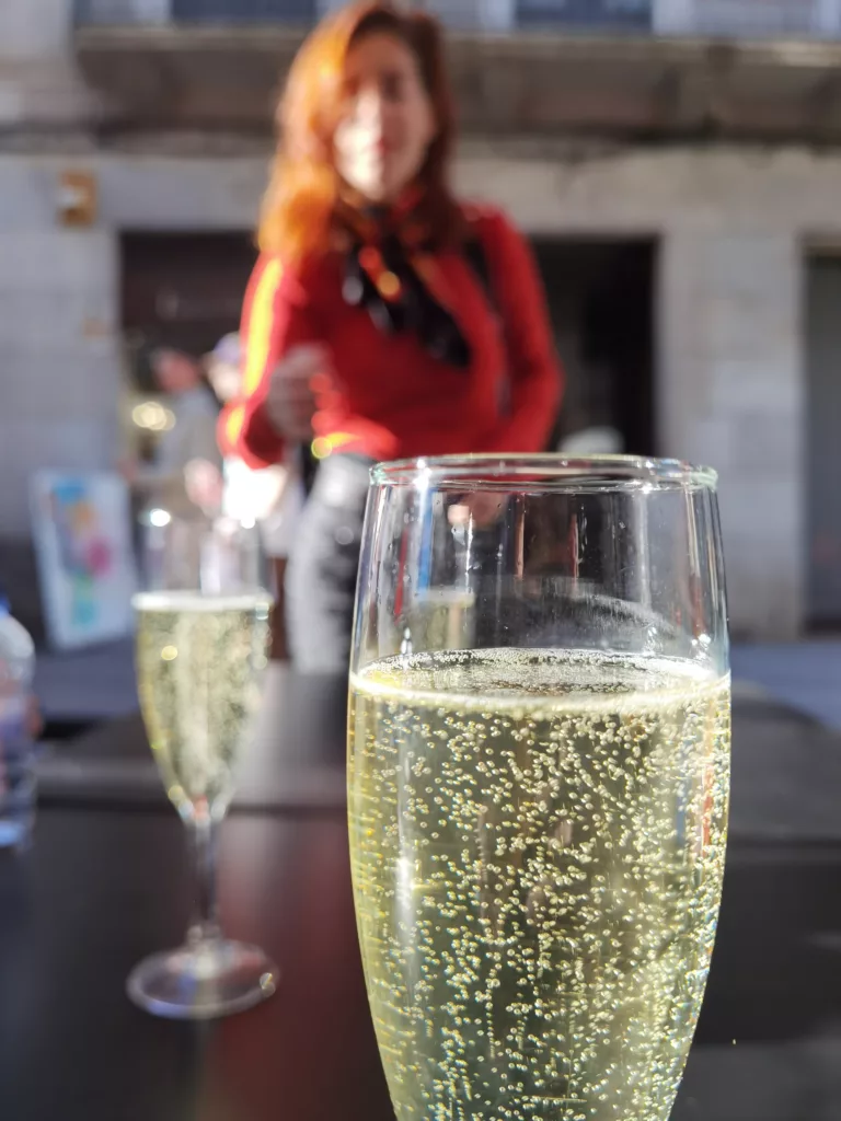 Girona Foodtour mit einem Glas Cava