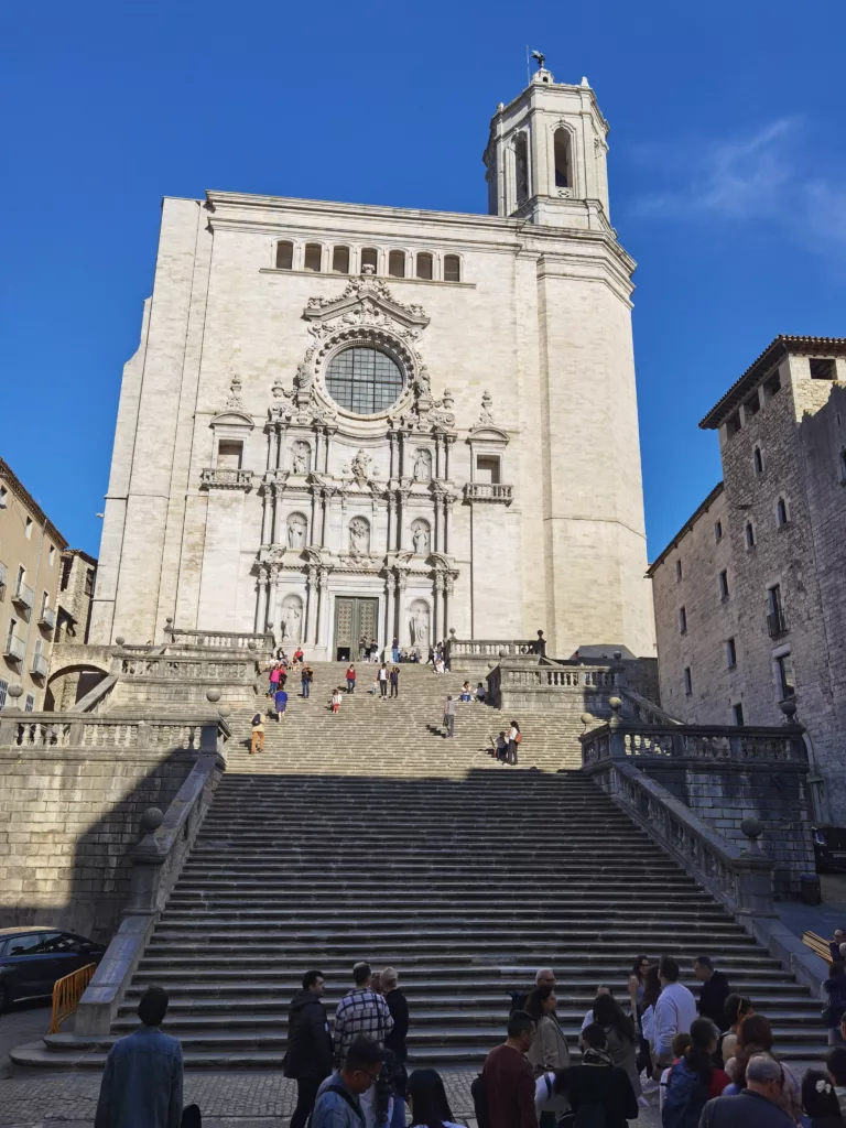 Die mächtige Kathedrale Santa Maria in Girona