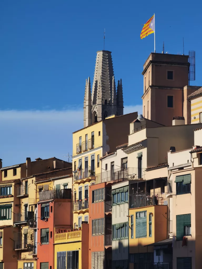 Girona ist eine sehenswerte Stadt an der Costa Brava in Katalonien