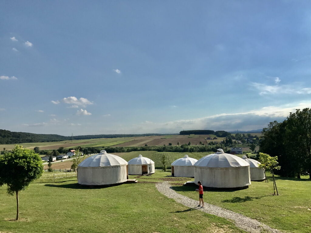 Besonderer Familienurlaub Österreich: Glamping mit Kindern - welche ist unsere Jurte?