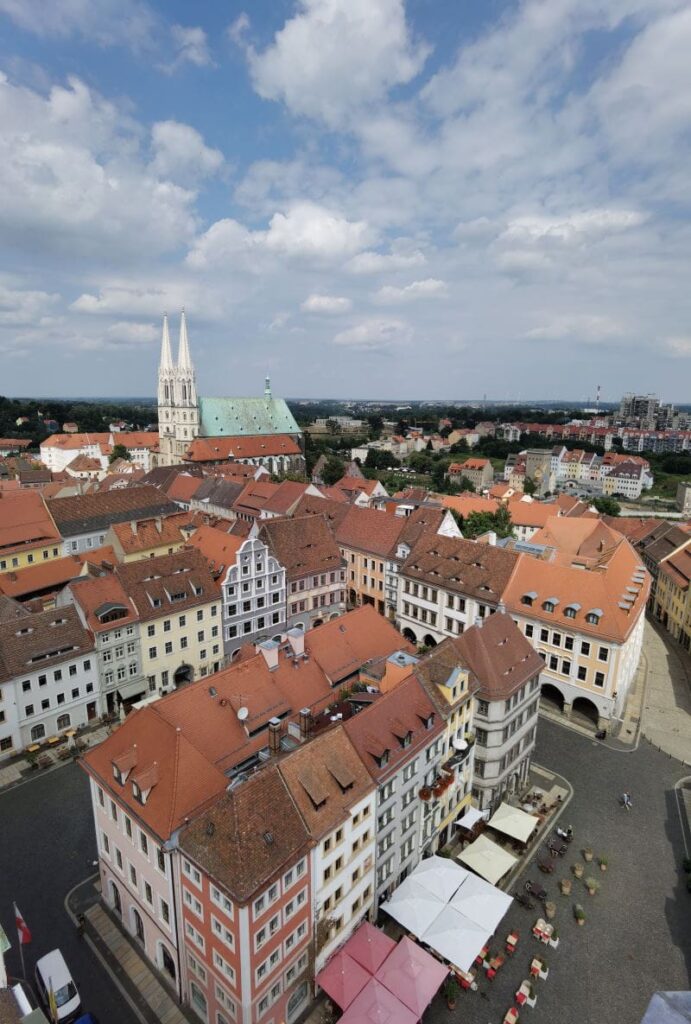 Ein großes Wimmelbild: Görlitz mit Kindern vom Rathausturm gesehen