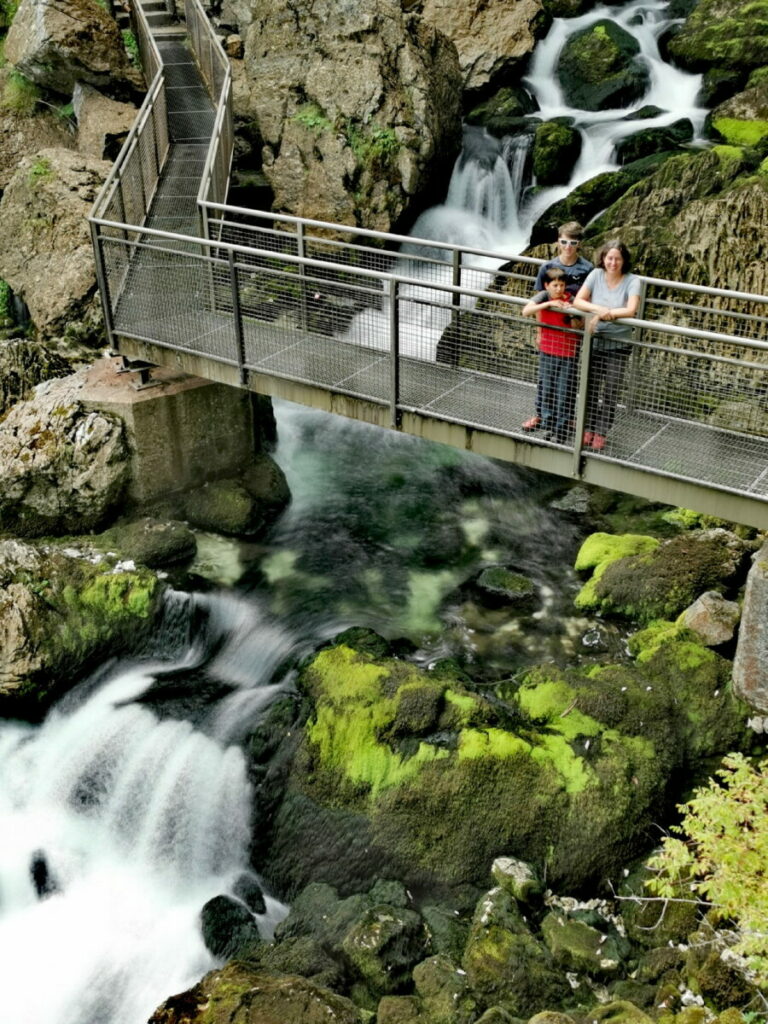 Auf der oberen Brücke beim Gollinger Wasserfall