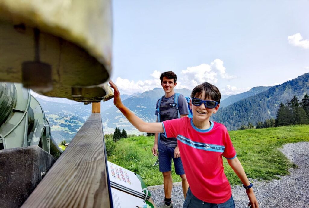 Golm Montafon mit Kindern: Mittels 15 Glocken kannst du hier Kinderlieder nachspielen. Die Noten gibt es im großen Buch. 