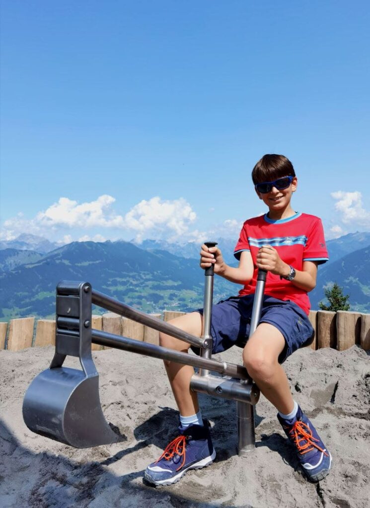 Der Sandspielplatz am Golm mit Bagger für die Kinder plus Aussichtplatz für die Eltern