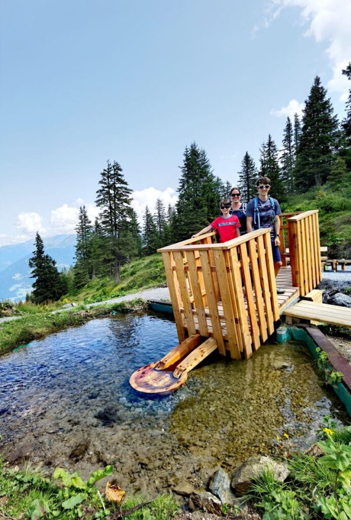 Mit Gewichtsverlagerung wird das Wasser gepumpt - am Wasserspielplatz am Golm 