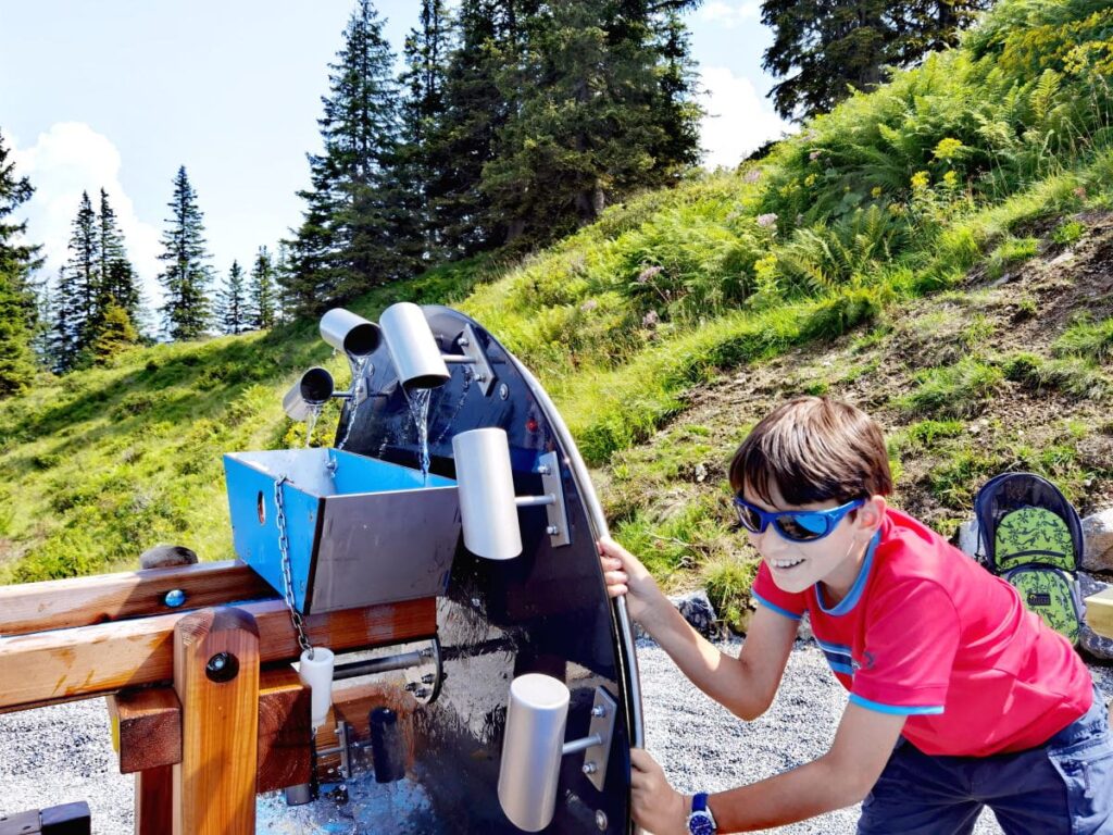 Golm Wasserspielplatz - je schneller du das Rad drehst, desto mehr Wasser kommt in die Wasserrinnen...