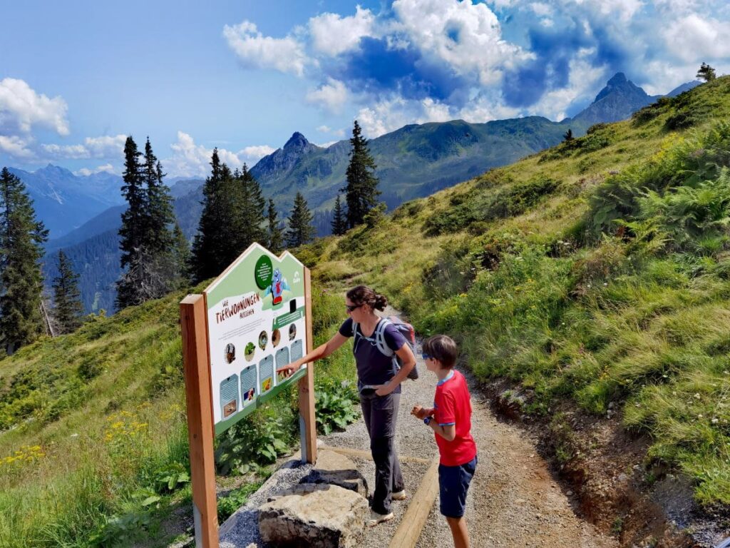 Aussichtsreich und kurzweilig am Golm wandern mit Kindern - Dank Golmi´s Forscherpfad