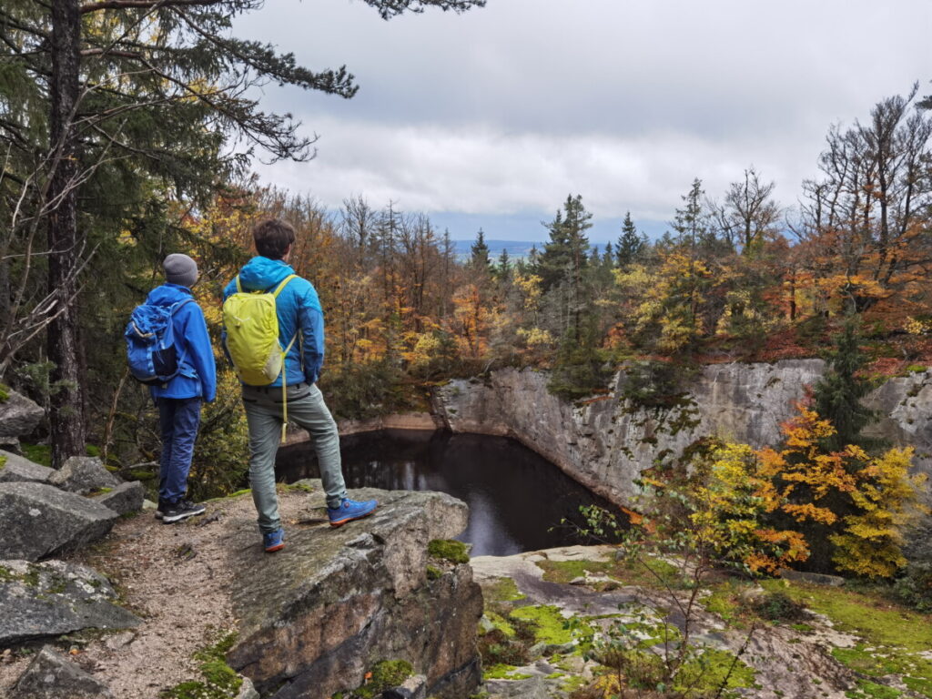 Fichtelgebirge Wanderung mit Blick auf den See im Steinbruch