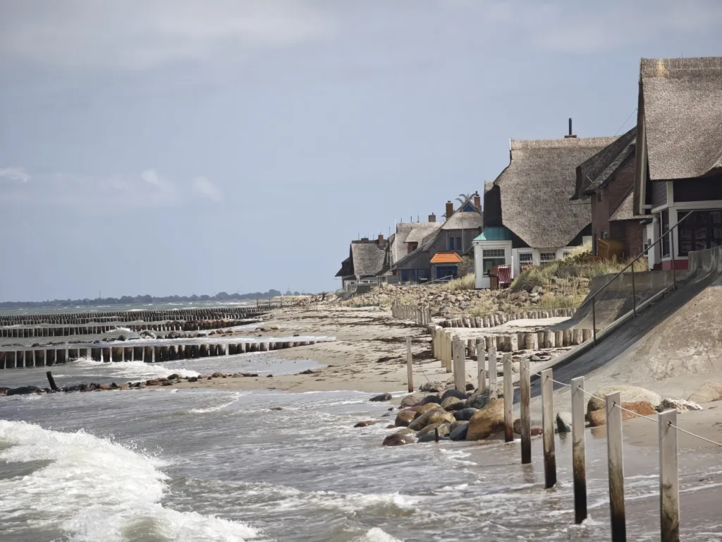 Auf Graswarder stehen die Häuser ganz dicht am Wasser - und kämpfen gegen die Erosion