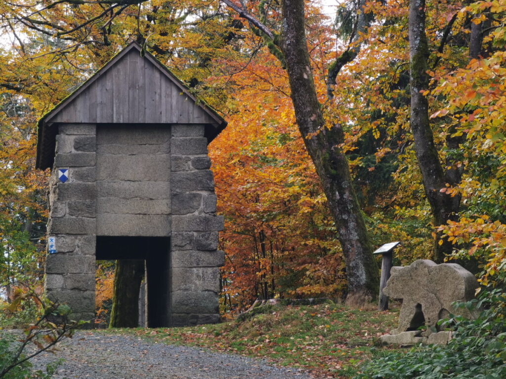 Das Denkmal am Waldstein wirkt wie ein verlassenes Haus, ist jedoch der historische Bärenfang