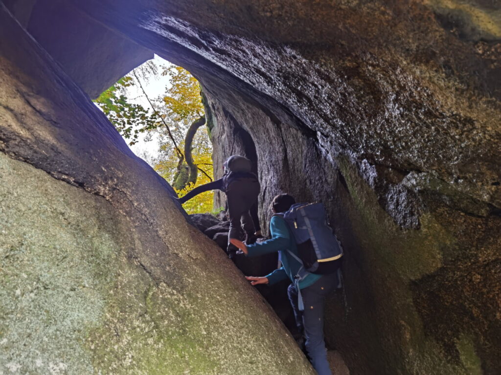 Großer Waldstein Felsenabenteuer für Kinder: Zwischen den Felsen hinauf zum Gipfel