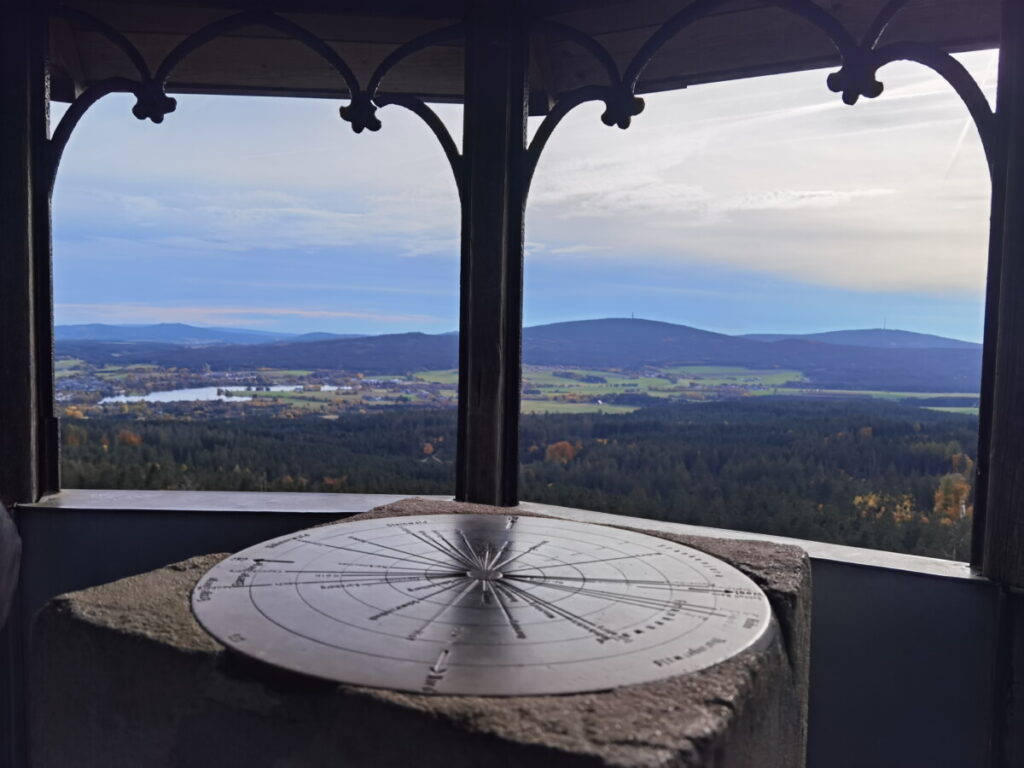 Der Ausblick aus der Waldstein Schüssel - die eiserne Scheibe verrät dir die Gipfelnamen, die du von hier siehst