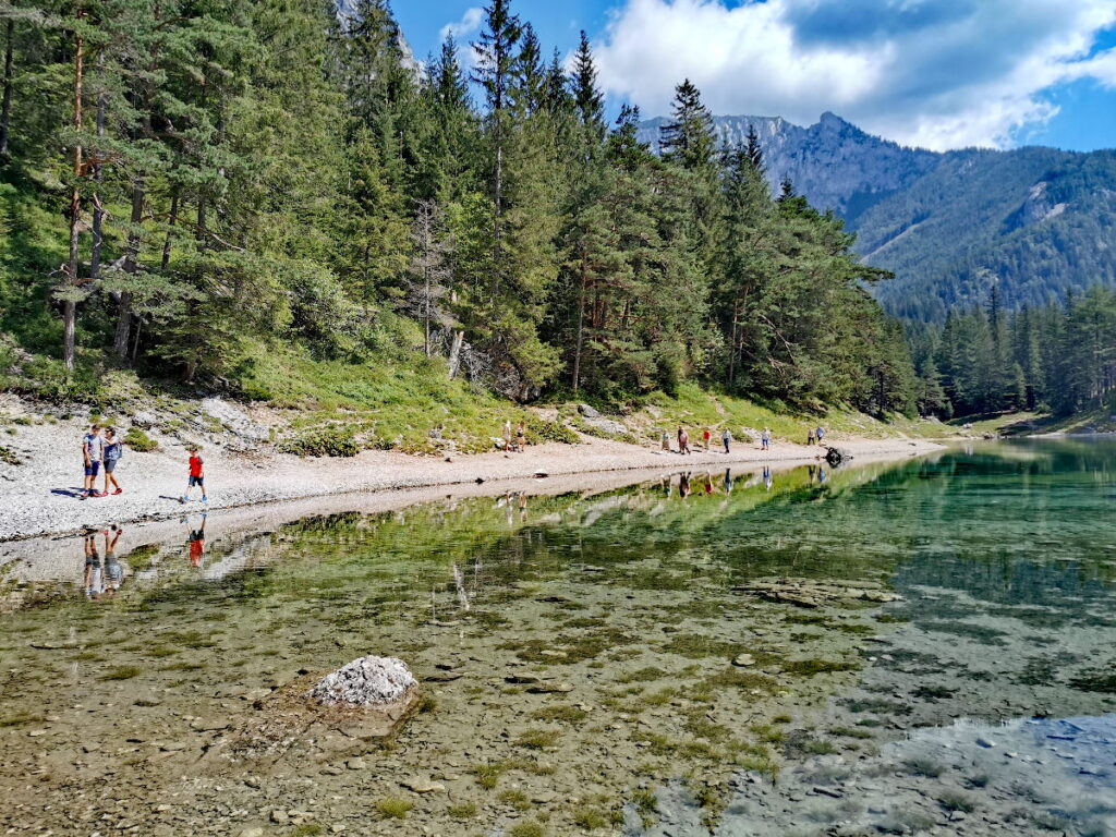 Grüner See Wanderung - direkt an der Wasserfläche, in der sich die Berge spiegeln