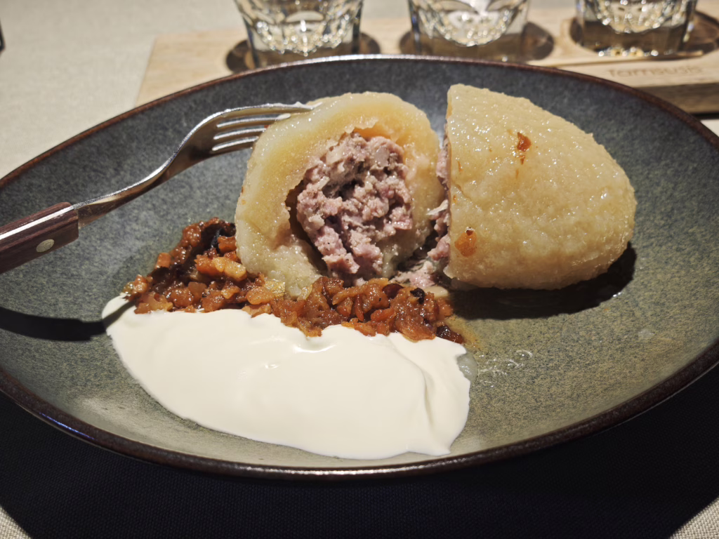 Nach Kepta Duona und Roter Bete Suppe gibt es Zeppelini Knödel im HBH Restaurant