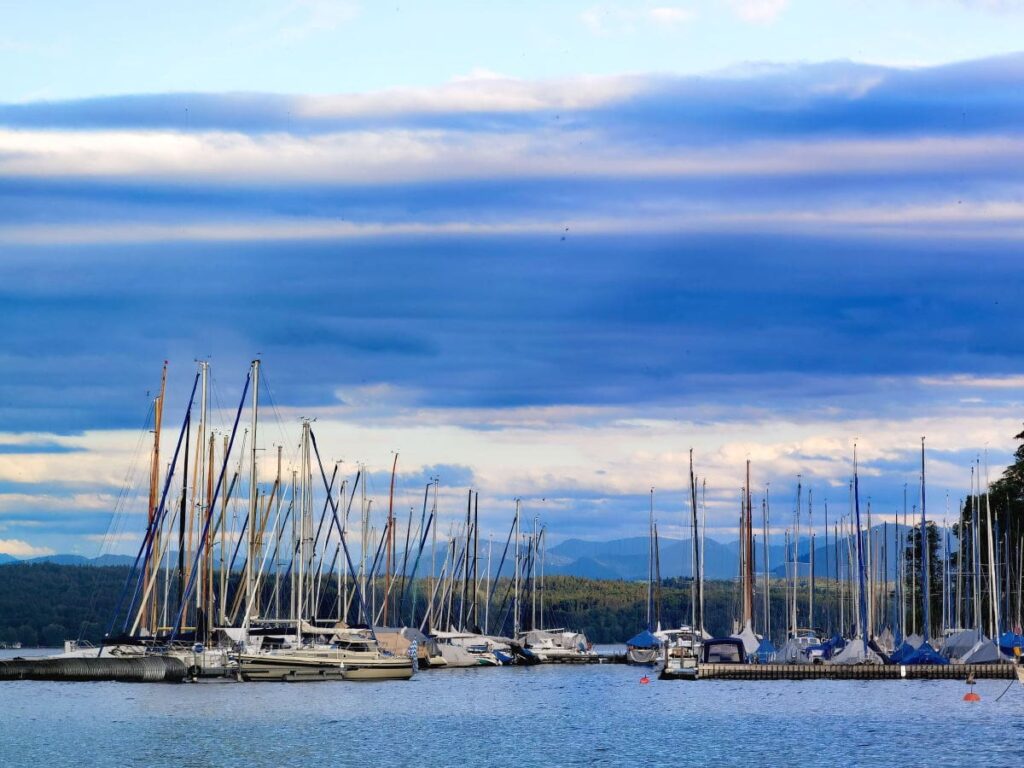 Blick vom Hafen in Bernried über den Starnberger See auf die Alpen