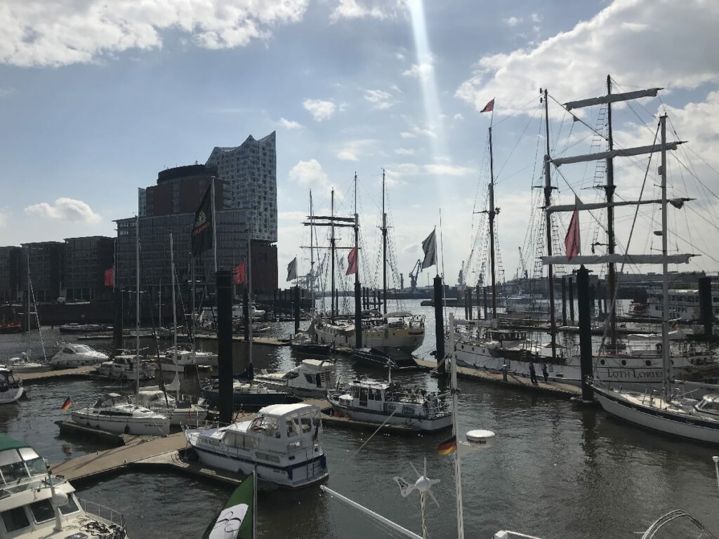 Hier beginnt die Hafenrundfahrt Hamburg