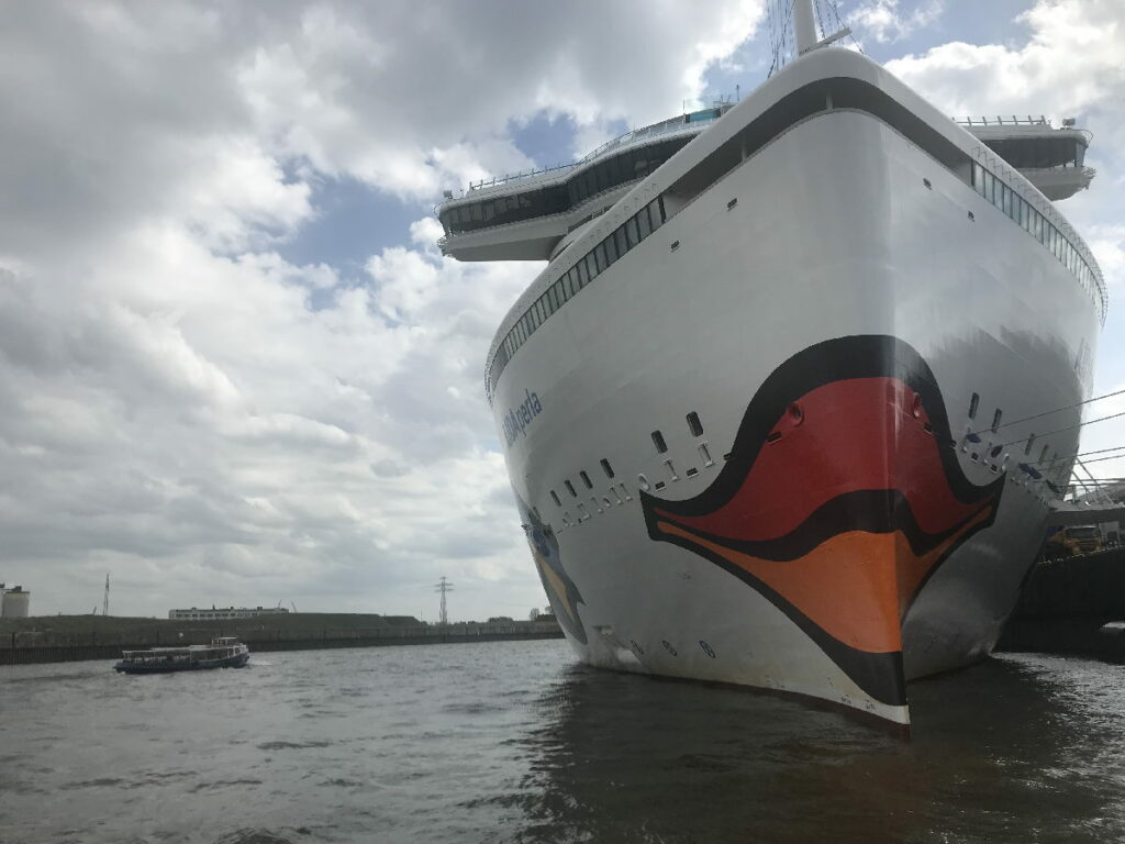 Bei der großen Hafenrundfahrt Hamburg gibt´s auch Kreuzfahrtschiffe zu sehen