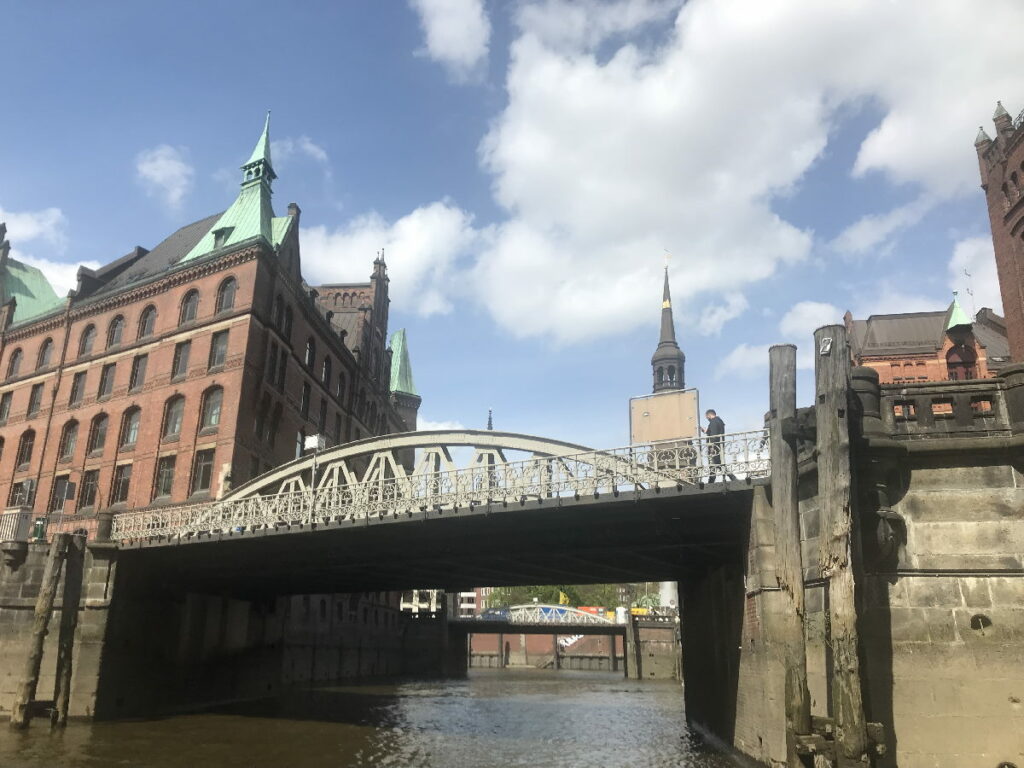 Hafenrundfahrt Speicherstadt Hamburg - vom Hafenbecken hinein in die Fleete