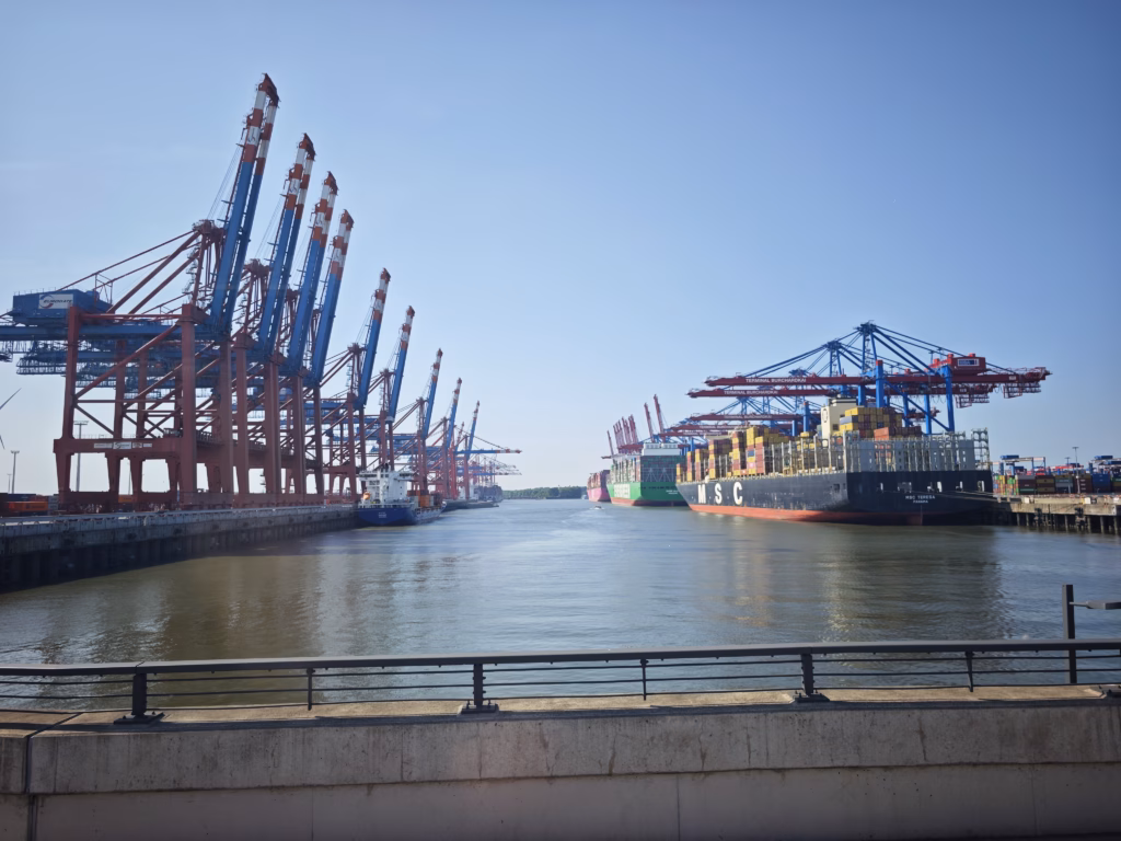 Bei diesem Hamburg Ausflug mit Kindern kommst du direkt in den Hafen, wo die Frachter be- und entladen werden