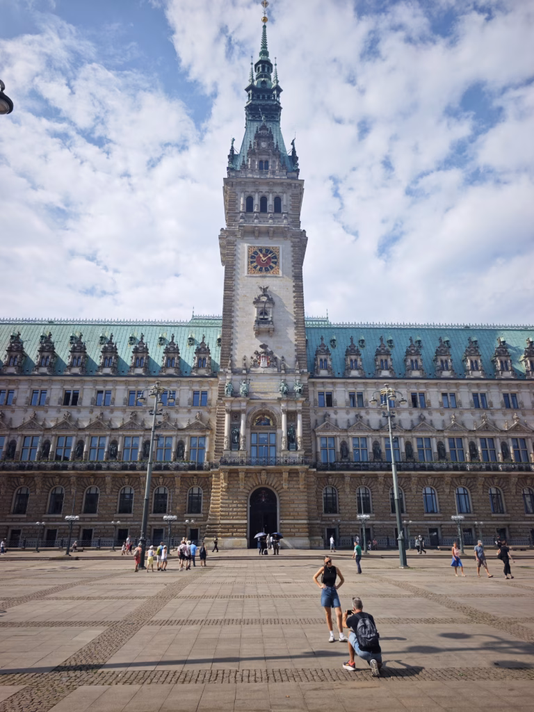 Das Rathaus mit seiner gotischen Fassade ist sehr prachtvoll