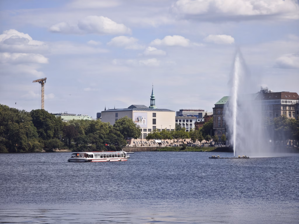 Hamburg Ausflug mit Kindern an der Binnenalster in der Altstadt