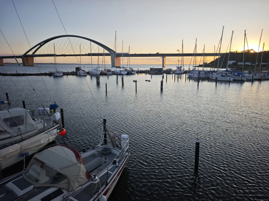 Der grandiose Blick vom Hausboot auf die Fehmarnsundbrücke