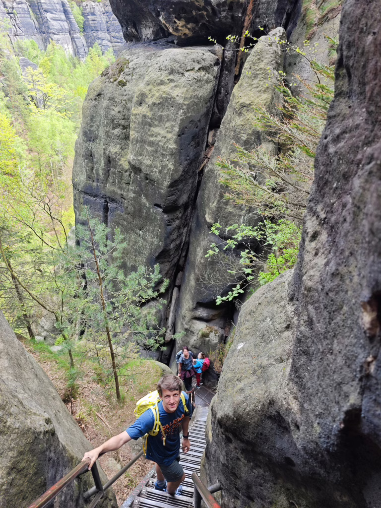 Sächsische Schweiz wandern mit Kindern - über die Heilige Stiege Richtung Carolafelsen