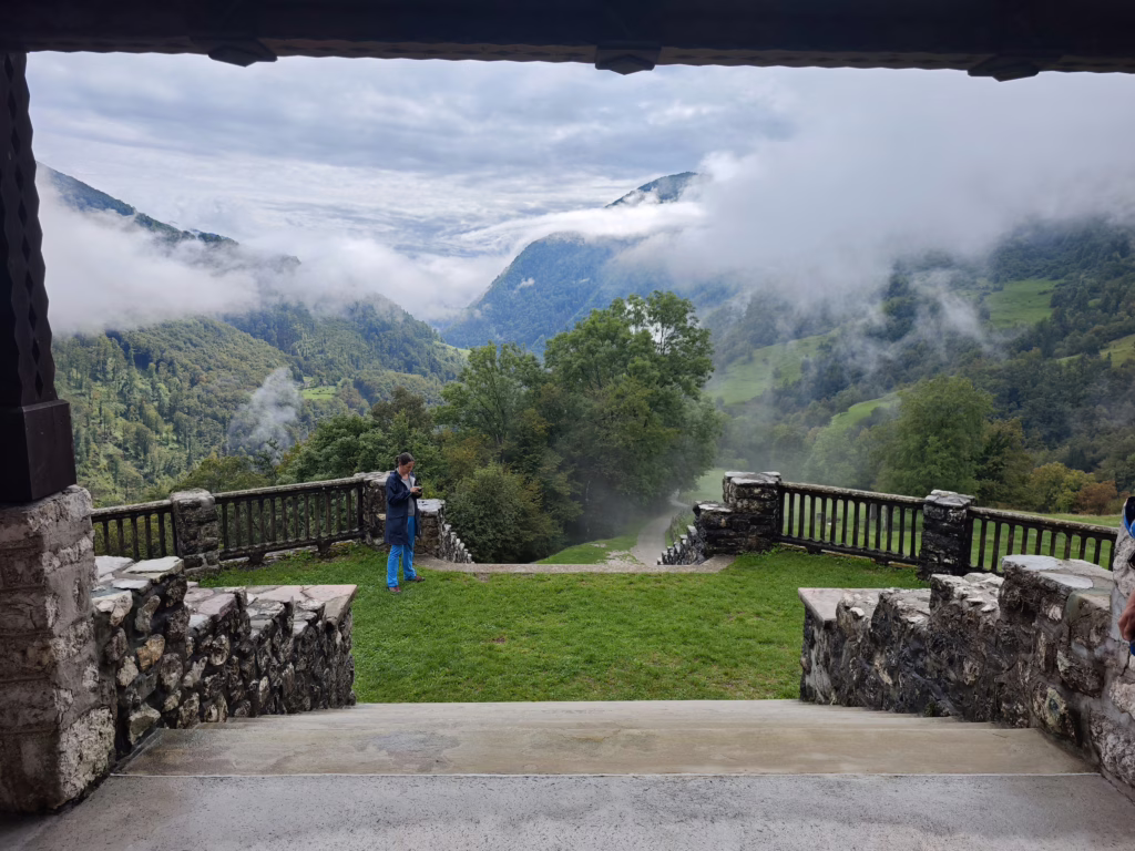Ausblick von der Heiliggeistkirche Javorca auf die Berge