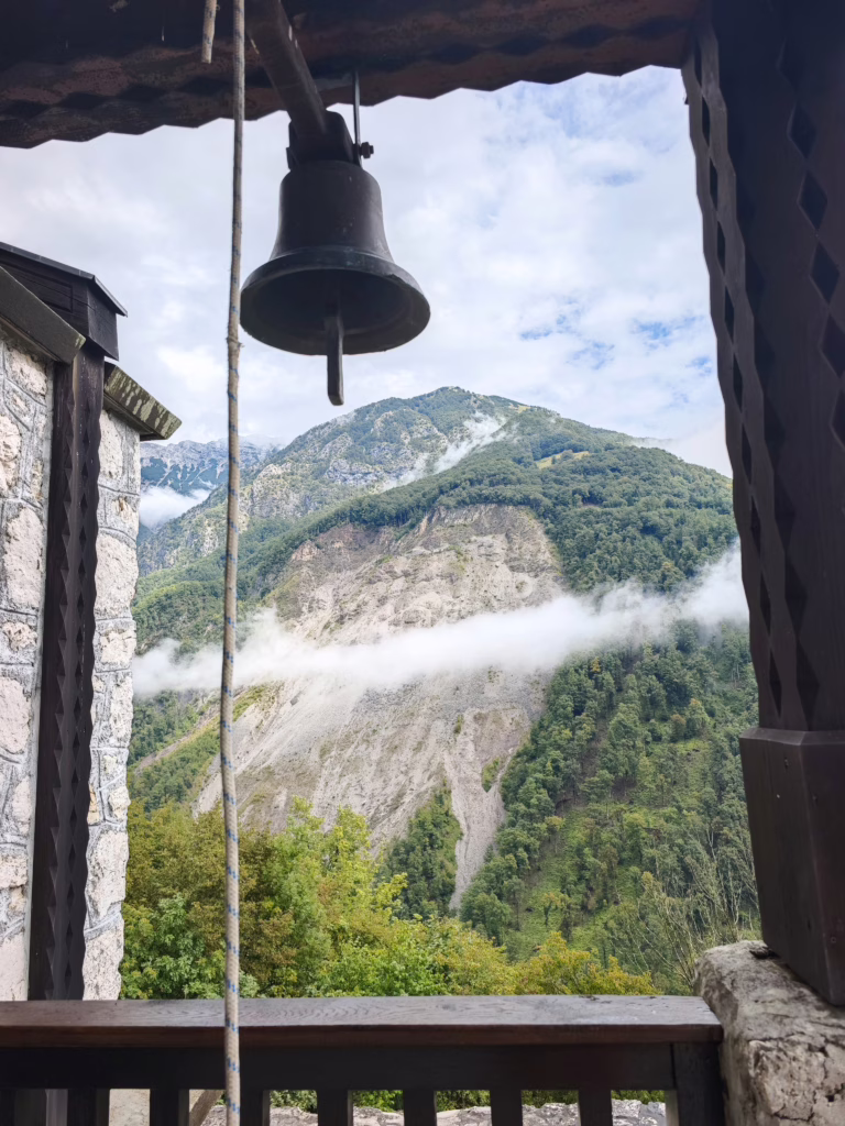 Ausblick von der Heiliggeistkirche Javorca auf die Berge