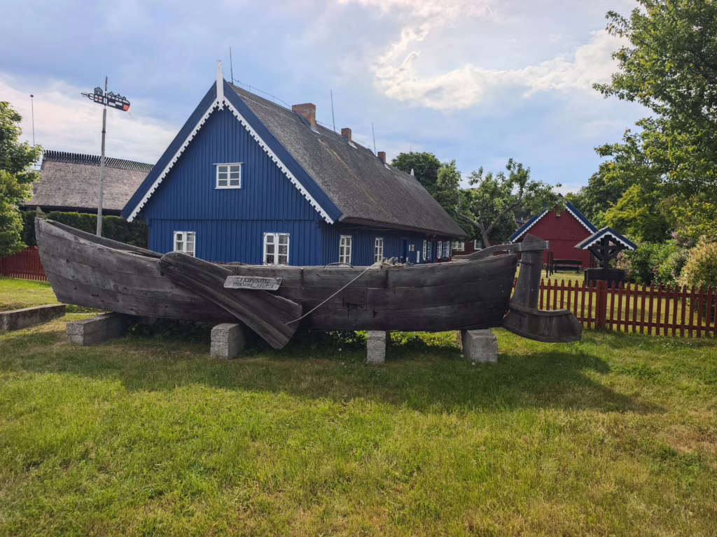 Der ethnographische Fischerhof befindet sich am Ufer des Kurischen Haffs im südlichen Teil von Nida
