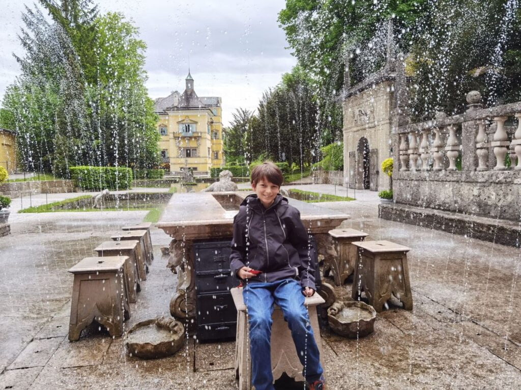 Hellbrunn Wasserspiele - auf Knopdruck werden alle am Tisch naß, nur der Vorsitzende der Tafelrunde bleibt trocken!