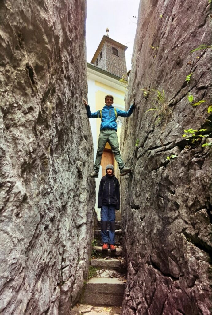 Herbsturlaub mit Kindern - in der Felsspalte am Klobenstein