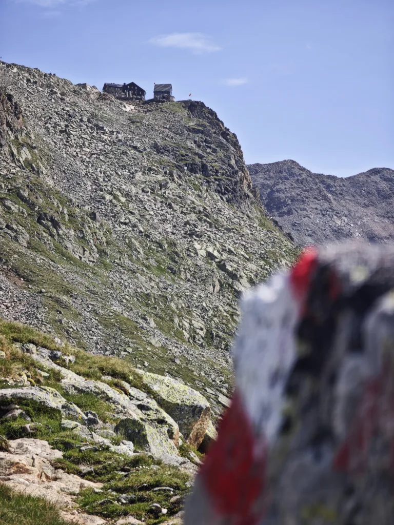 Die Hildesheimer Hütte auf dem Felsgrat - es ist noch ein Stück hin