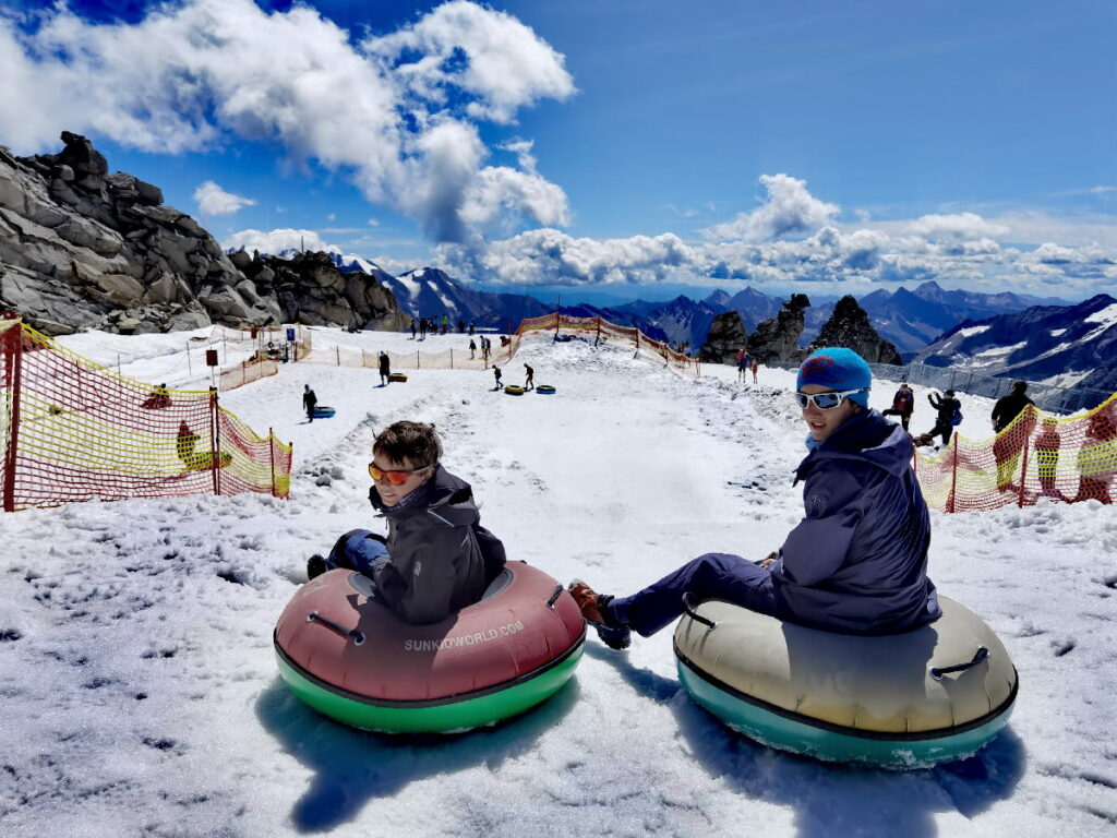 Hintertuxer Gletscher mit Kindern: kostenloser Schneespaß im Sommer auf der Tubingbahn