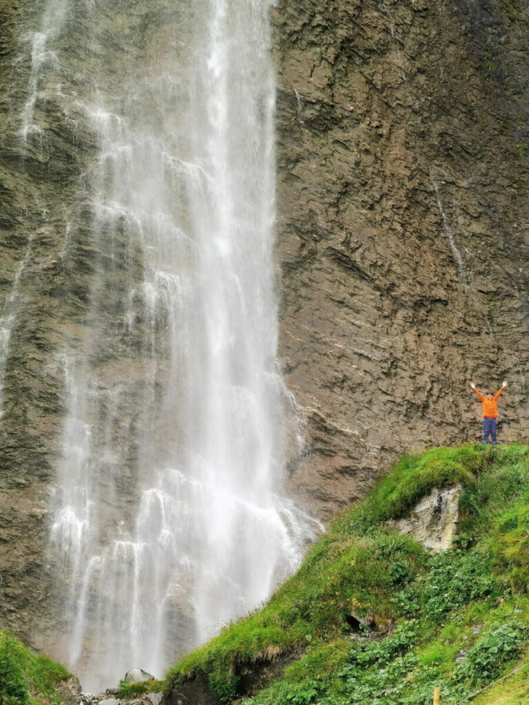 Zum Wasserfall wandern in Österreich - schau mal rechts das Kind im Vergleich zum großen Wasserfall!