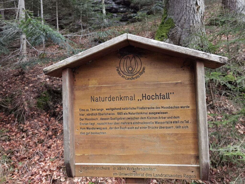 Das Naturdenkmal Hochfall Wasserfall ist eine rund 1 Kilometer lange Fließstrecke des Moosbachs