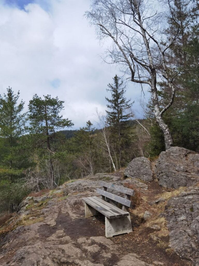 Auf unserer Hochfall Wasserfall Wanderung kommen wir am Aussichtspunkt vorbei - samt Rastbank