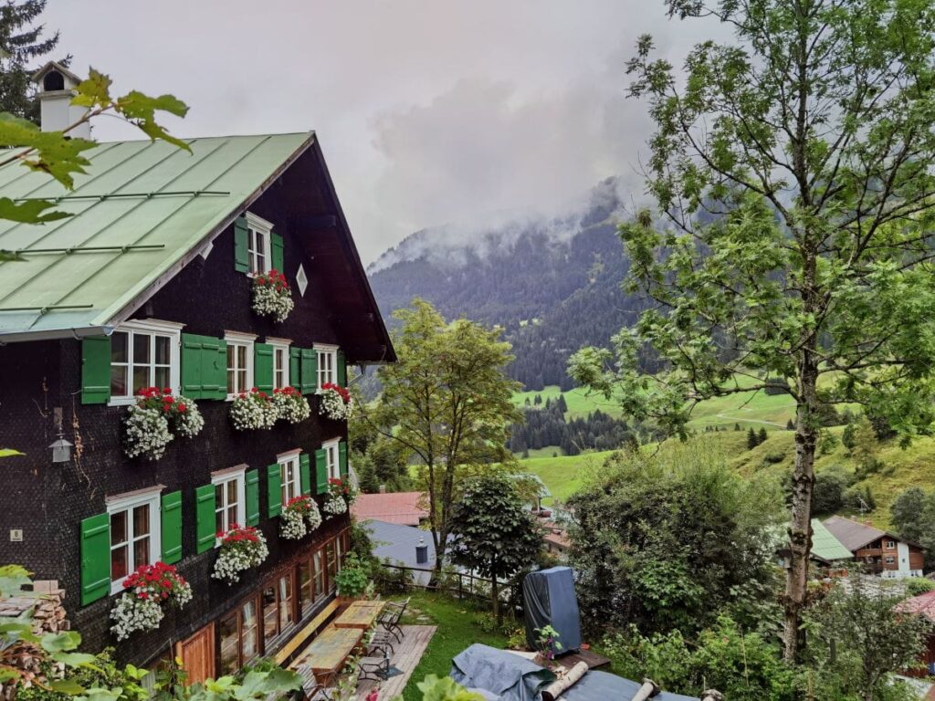 Entlang der Walserhäuser wandern im Kleinwalsertal mit Kindern