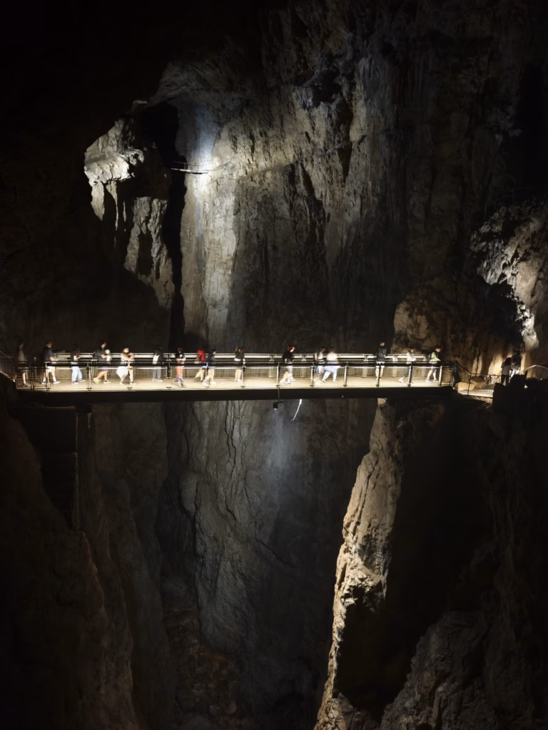 In den Höhlen von Škocjan führt eine Brücke über die Schlucht