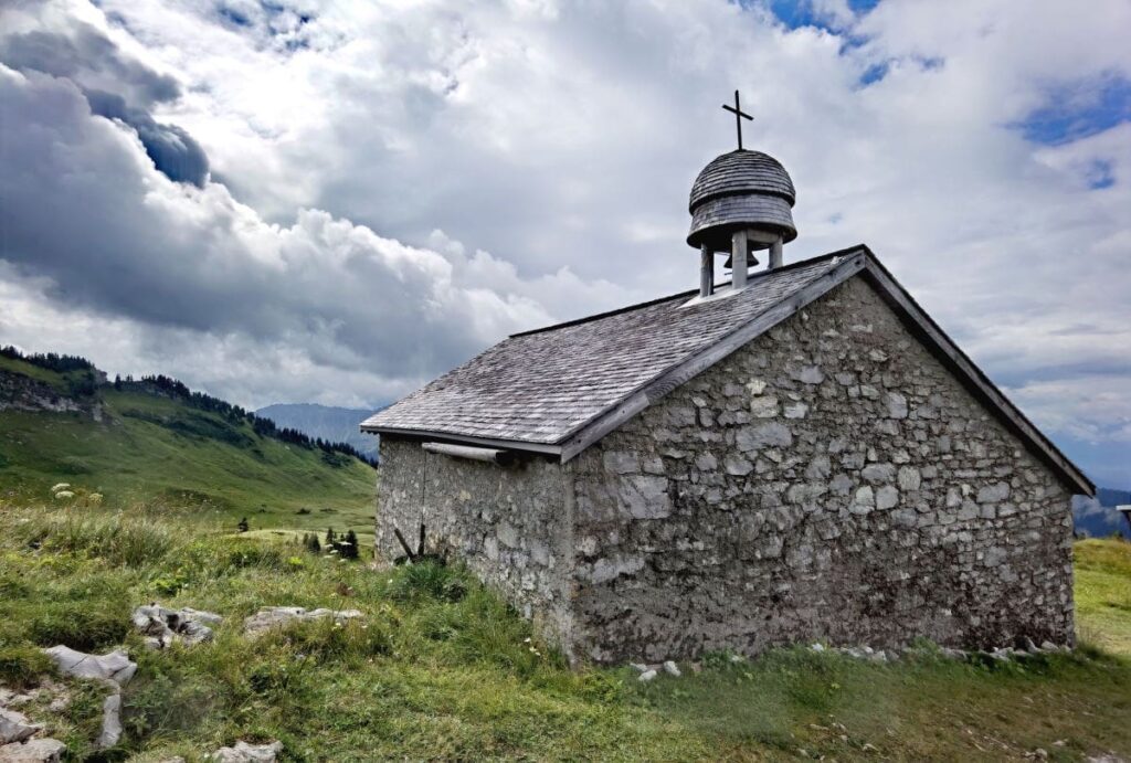 Hoher Freschen Kapelle, direkt daneben ist die Höhle