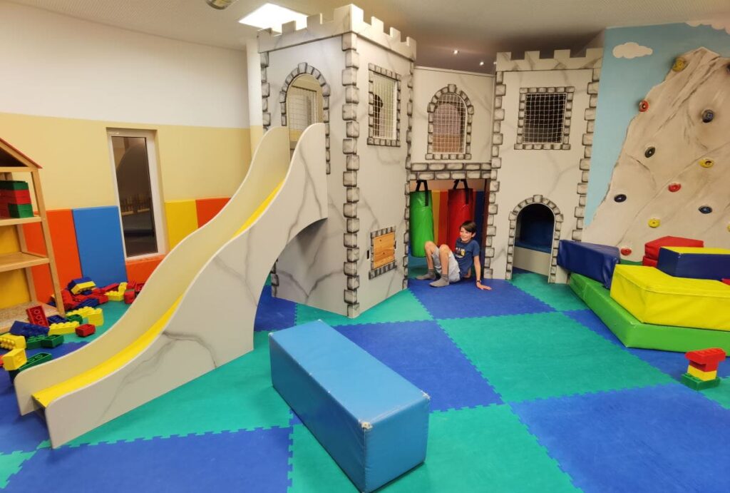 Familienhotel mit Indoor Spielplatz - so schaut das Spielzimmer im Familotel Hopfgarten aus