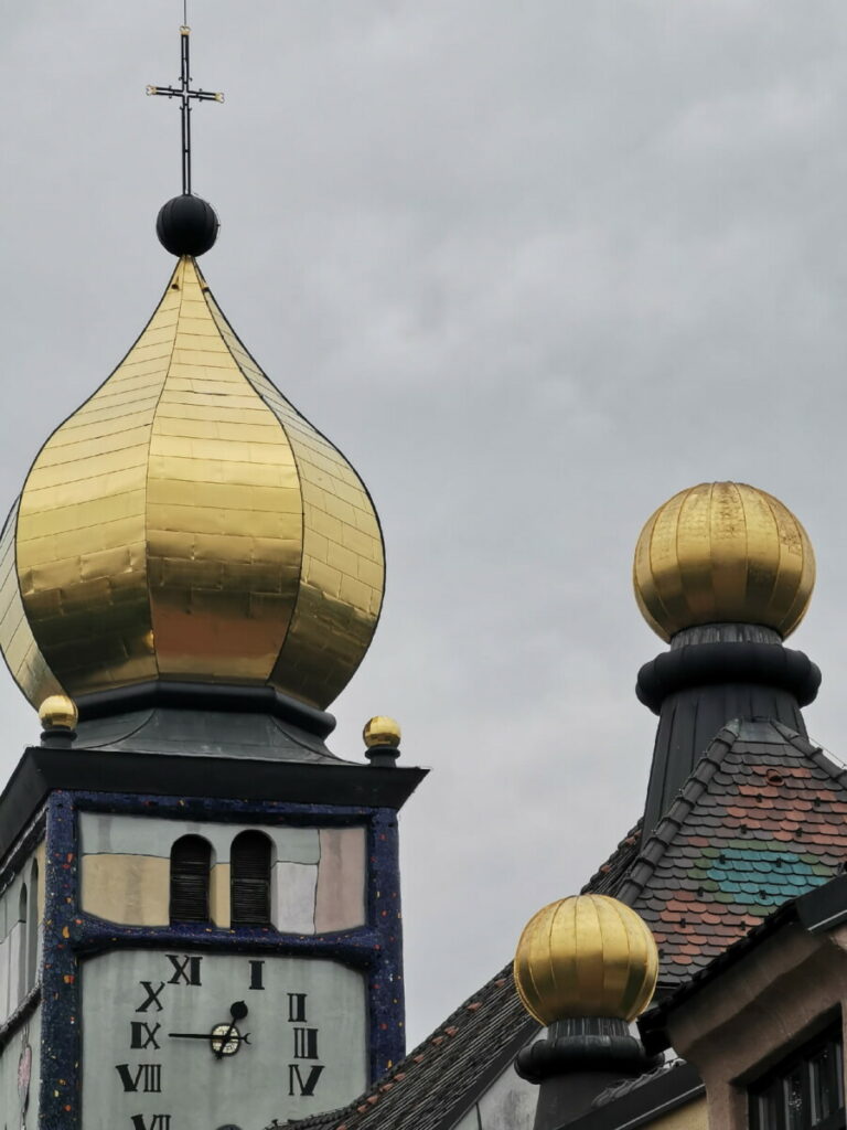 Die Hundertwasserkirche lohnt sich als Ausflugsziel ab Maria Lankowitz