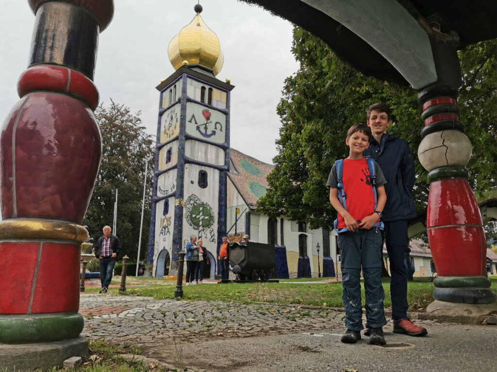 Eines der Tore bei der Hundertwasserkirche